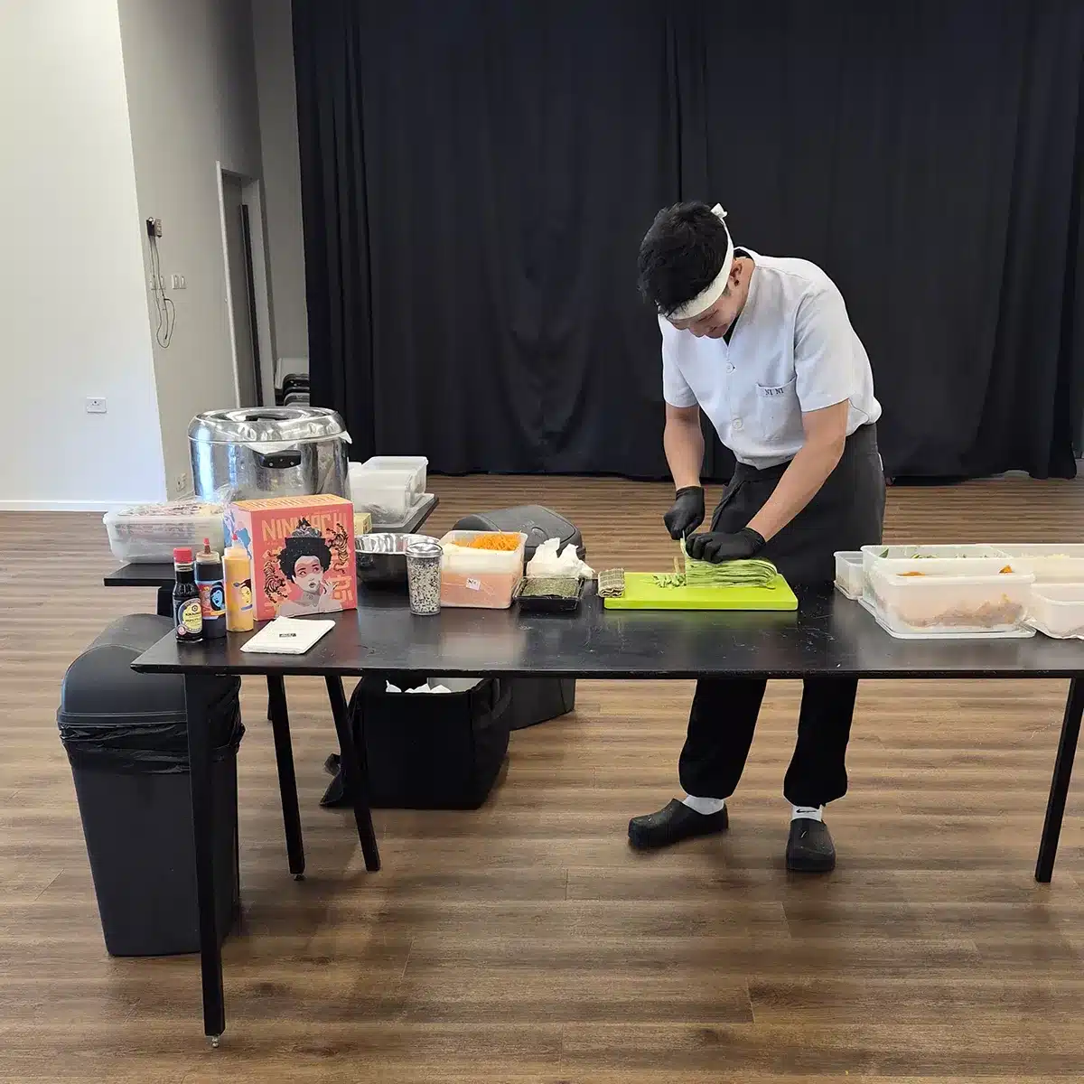 שף בסדנת סושי של ניני האצ׳י