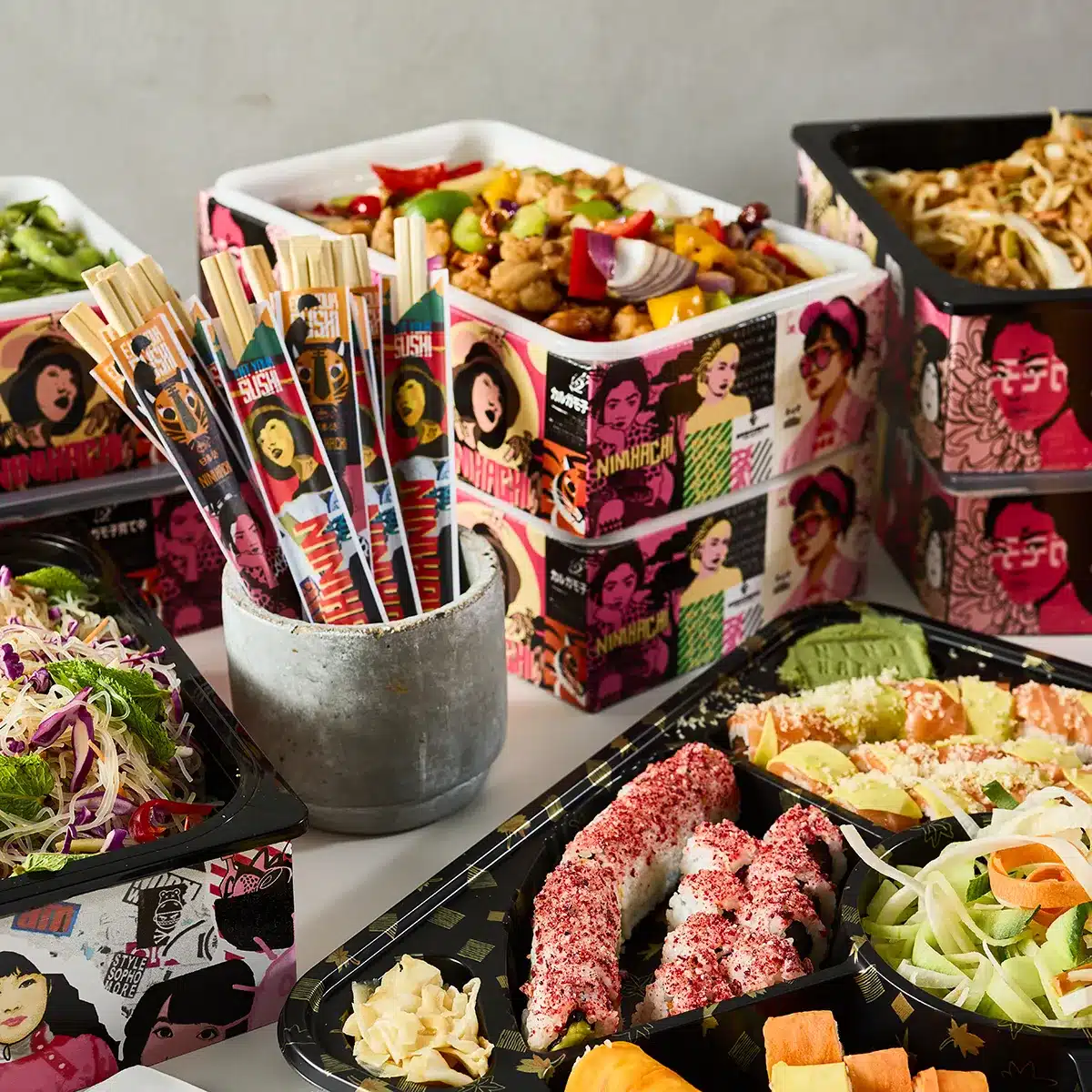 שולחן עמוס מנות של משלוח